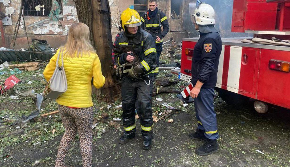 Sebelumnya, tiga orang tewas dan 32 lainnya luka-luka dalam serangan rudal Rusia di kota Kryvyi Rih, Ukraina tengah.  (Handout/The State Emergency Service Of Ukraine/AFP)