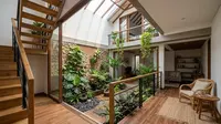 7 Inspirasi Desain Void Rumah Kecil, Trik Bikin Hunian Mungil Terasa Lega dan Sejuk