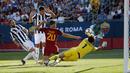Striker Juventus, Gonzalo Higuain, berusaha memasukan bola ke gawang AS Roma pada laga ICC 2017 di Stadion Gillette, Foxborough, Minggu (30/7/2017). Juventus menang lewat adu penalti atas AS Roma  dengan skor 5-4. (AP/Michael Dwyer)