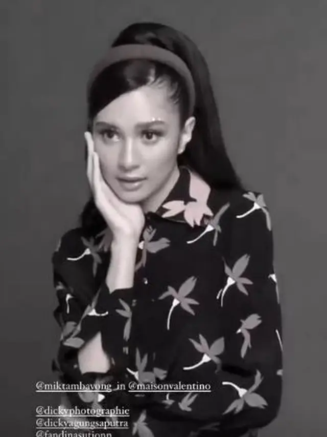 Disebut Mirip Ariana Grande, Ini 6 Gaya Pemotretan Mikha Tambayong