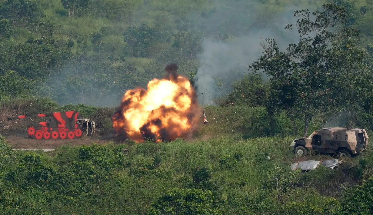 Sebuah kendaraan lapis baja tiruan meledak setelah terkena rudal antitank Javelin saat latihan militer gabungan Super Garuda Shield 2022 di Baturaja, Sumatera Selatan, Indonesia, Jumat (12/8/2022). (AP Photo/Dita Alangkara)