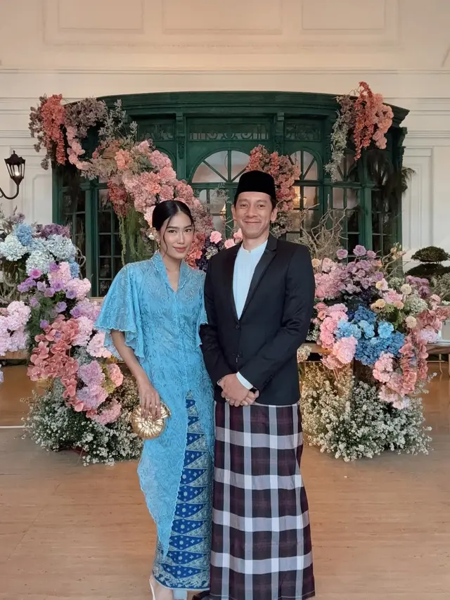 6 Potret Kebaya Brokat Biru Pastel Alika Islamadina di Pernikahan Anak Alya Rohali