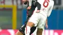 Pemain AC Milan Olivier Giroud (kiri) berebut bola dengan pemain AS Roma Chris Smalling pada pertandingan sepak bola Serie A Liga Italia di Stadion San Siro, Milan, Italia, 8 Januari 2023. Pertandingan berakhir imbang 2-2. (AP Photo/Antonio Calanni)