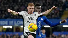 Pemain Fulham Harrison Reed (kiri) melindungi bola dari pemain Chelsea Benoit Badiashile pada pertandingan sepak bola Liga Inggris di Stadion Stamford Bridge, London, Inggris, 3 Februari 2023. Chelsea ditahan imbang Fulham 0-0. (AP Photo/Kirsty Wigglesworth)