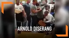 Arnold Schwarzenegger mengalami kejadian tidak menyenangkan dalam sebuah acara di Johannesburg, Afrika Selatan. Ia ditendang oleh orang tak dikenal dari belakang.