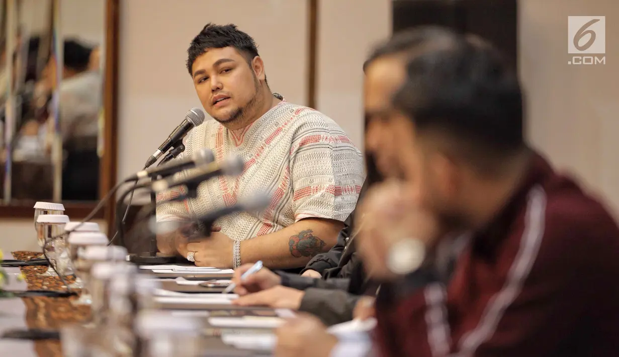 Advisor Miss Grand Indonesia, Ivan Gunawansaat memberikan keterangan pers kontes kecantikan Miss Grand Indonesia 2018 di Jakarta, Jumat (6/7). Kontes ini akan diikuti wanita muda di seluruh provinsi di Indonesia. (Liputan6.com/Faizal Fanani)