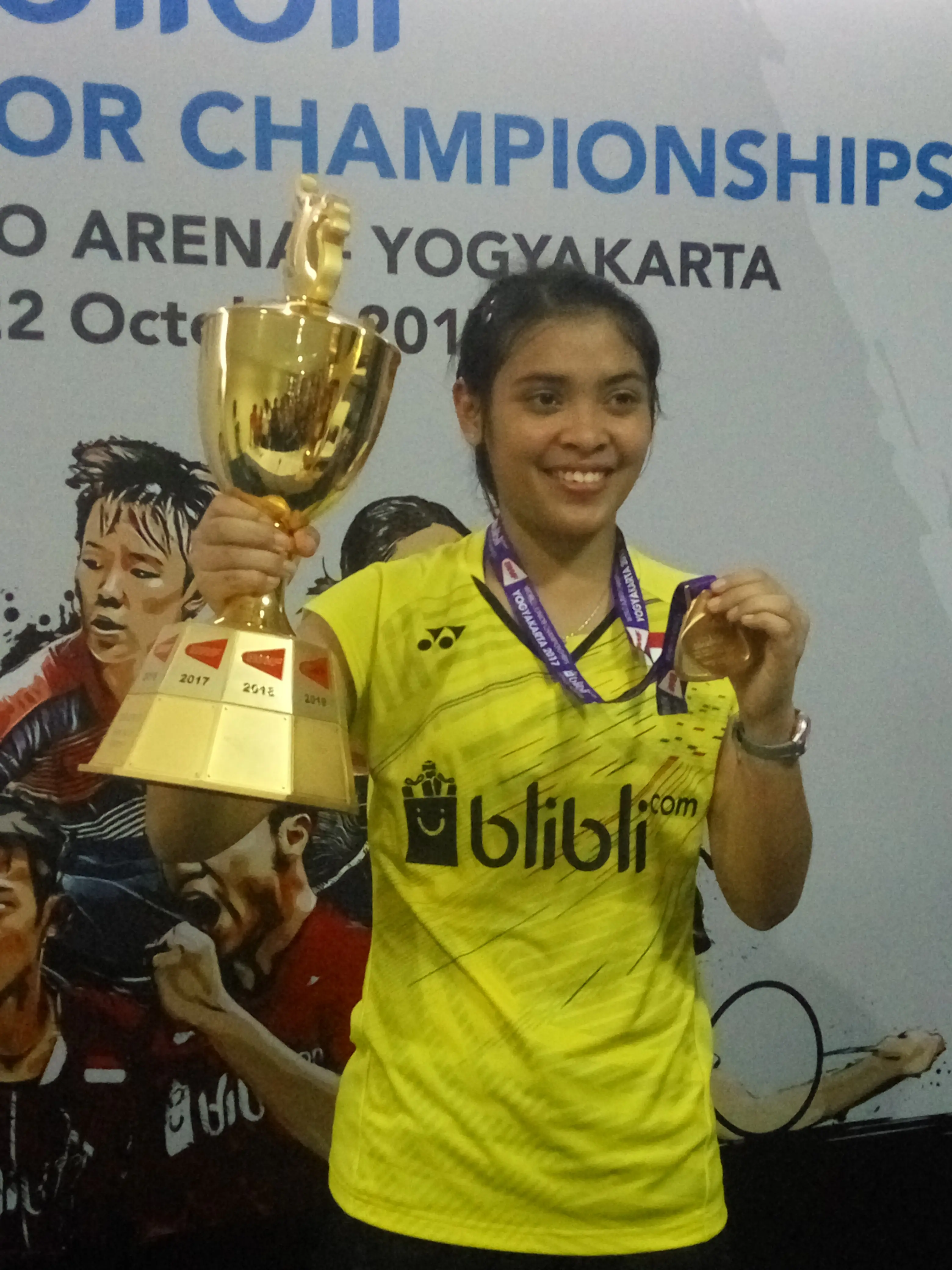 Tunggal putri Indonesia Gregoria Mariska Tunjung meraih gelar Kejuaraan Dunia Junior Bulu Tangkis 2017 di GOR Among Rogo, Yogyakarta, Minggu (22/10/2017). (Liputan6.com/Switzy Sabandar)