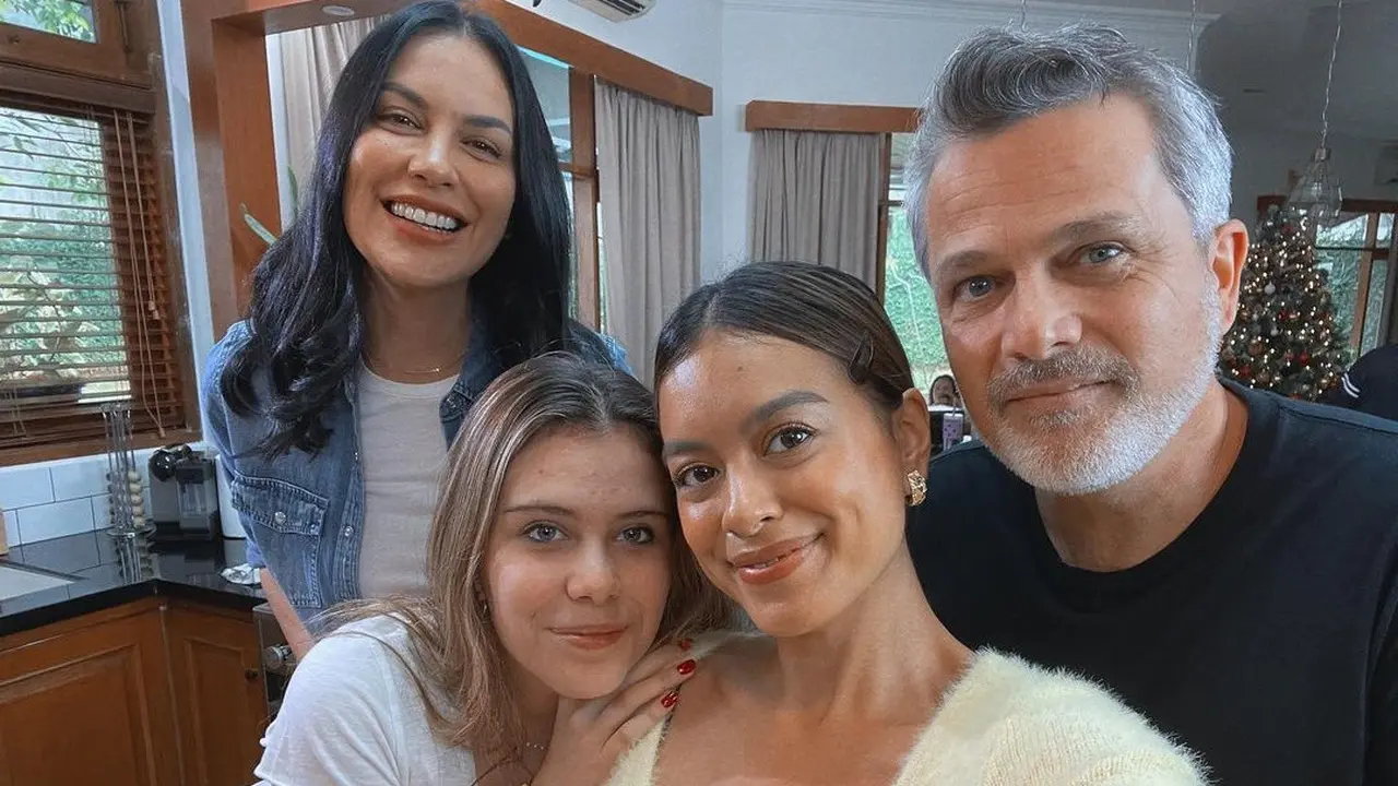 7 Potret Kebersamaan Eva Celia dan Ayah Sambungnya, Akrab Banget
