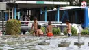 Anak-anak bermain di kolam air mancur penghias kawasan Pasar Baru, Jakarta, Selasa (29/1). Keterbatasan lahan bermain menyebabkan sebagian anak di Ibukota bermain tidak pada tempatnya, meskipun berbahaya bagi keselematan. (Liputan6.com/Immanuel Antonius)