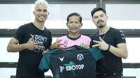 Pelatih Persikabo 1073, Djadjang Nurdjaman diapit dua pemain baru Laskar Padjajaran. (Bola.com/Nandang Permana)