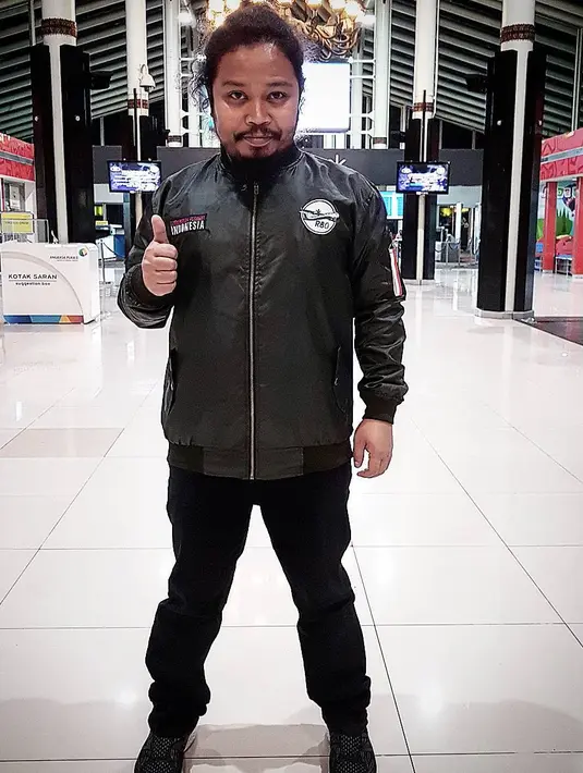 Seperti yang diketahui bahwa kegiatan Is sangat padat ketika bersama dengan paying teduh. Bertemu anak-anak dan istri di rumah hanya untuk berganti koper, yang bearti sangat sebentar. Dan sekarang Is tak inginkan itu lagi.  (Instagram/pusakata)