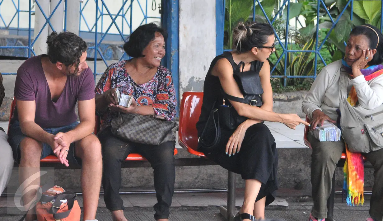 Penjual jasa penukaran uang menawarkan pecahan uang kecil kepada calon pemudik di Terminal Pulogadung, Jakarta, Jumat (10/7/2015). BI mengaku terus mewaspadai maraknya peredaran uang palsu menjelang Idul Fitri. (Liputan6.com/Herman Zakharia)