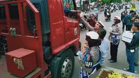 Polisi di Serang kampanyekan keselamatan berlalu lintas dengan membagikan takjil. (Liputan6.com/Yandhi Deslatama)
