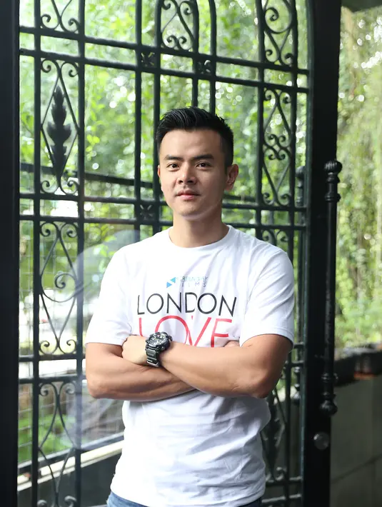 "Sulit cari toilet. Kafe-kafe enggak semua menyediakan toilet. Akhirnya gue mojok-mojok saja sendirian," aku Dion Wiyoko saat peluncuran triller film 'London Love Story' di kawasan SBD, Jakarta Pusat, Kamis (13/1/2016). (Andy Masela/Bintang.com)