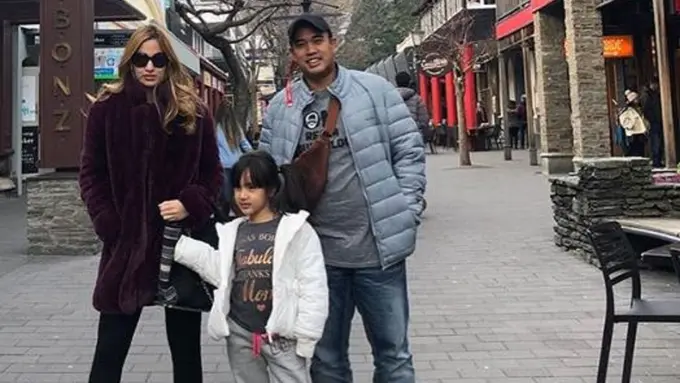 [Bintang] Nia Ramadhani dan Ardi Bakrie