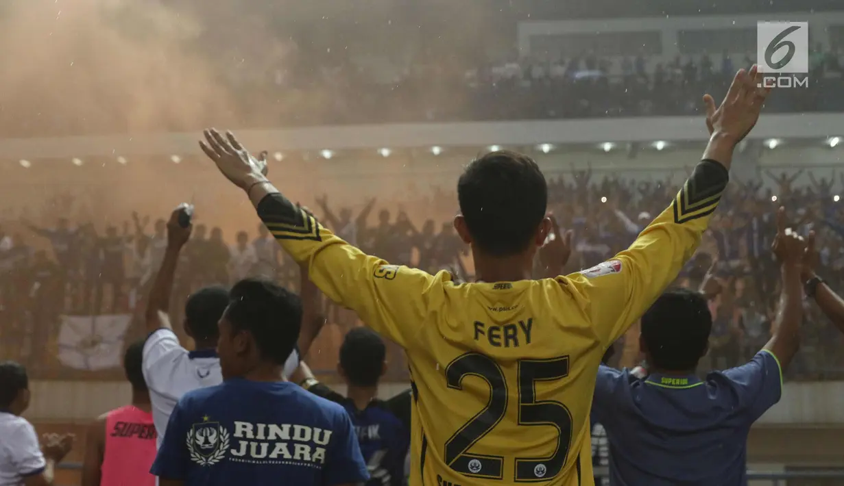 Pemain PSIS merayakan kemenangan melawan Martapura FC di Final tempat ketiga Liga 2 Indonesia di Stadion GBLA, Bandung, Selasa (28/11). PSIS unggul 6-4 dan lolos ke Liga 1 Indonesia. (Liputan6.com/Helmi Fithriansyah)