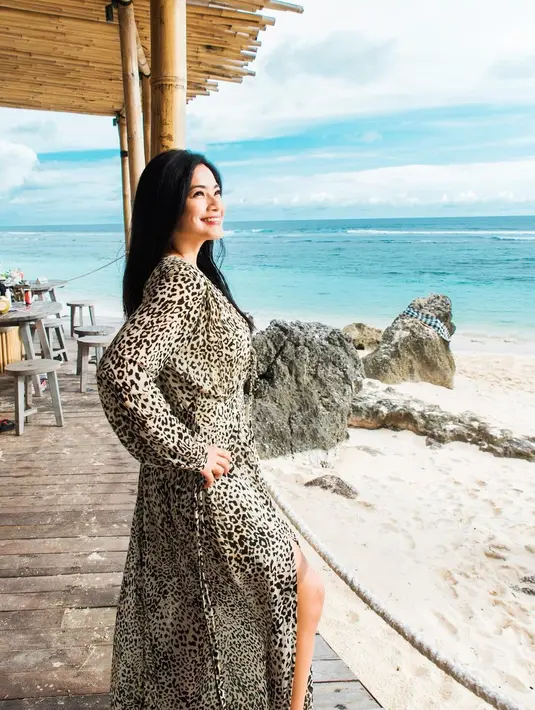 Alih-alih bikini, Titi tetap memilih mengenakan baju-baju tertutup sat berada di pantai. [Foto: IG/titi_kamall].