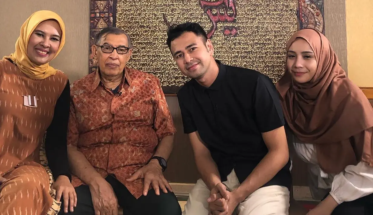 Gaya hijab Nagita saat berkunjung ke rumah Ulama ternama, Quraish Shihab. Nagita dan Raffi Ahmad mengaku sedang mencoba mendalami ilmu dunia dan akhirat bersama ayah dari pembawa acara terkenal, Najwa Shihab. Terlihat wajah berseri Nagita dalam foto tersebut.(Liputan6.com/Instagram/@raffinagita1717)