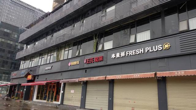 Pertokoan di Wuhan banyak yang tutup. Selain ada faktor virus corona baru, toko banyak tutup karena Imlek.