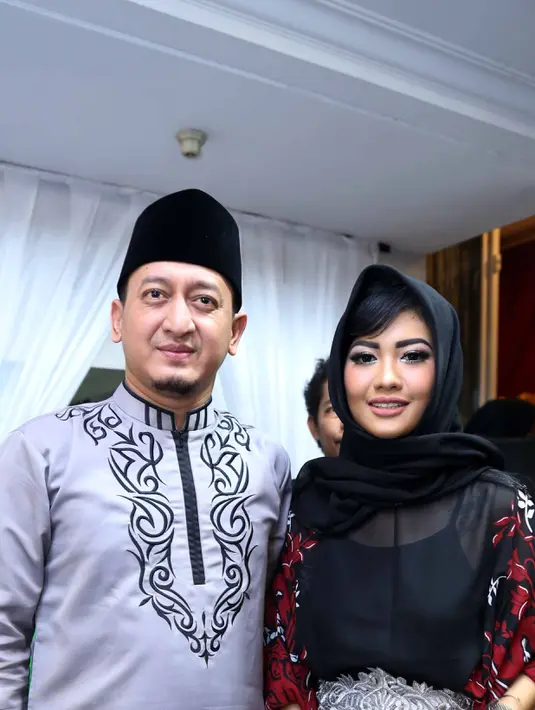 "Alhamdulillah sebagai sahabat, kenalan dan saudara seiman saya bisa ikut serta berkesempatan mendoakan almarhumah Julia Perez yang hari ini genap 40 hari," kata Ustad Zaki Mirza sesaat sebelum memulai tausyiahnya. (Nurwahyunan/Bintang.com)