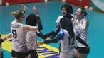 Selebrasi tim putri Jakarta Pertamina Fastron saat bertanding melawan Gresik Petrokimia Pupuk Indonesia pada lanjutan seri pertama putaran kedua Proliga 2023 yang berlangsung di GOR Tridharma Gresik, Minggu (5/2/2023). (Dok. Proliga)