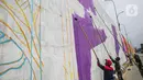 Pekerja menyelesaikan pembuatan mural di Flyover Gaplek, Tangerang Selatan, Rabu (10/3/2021). Dengan mengangkat budaya lokal, simbol-simbol Betawi digambar menggunakan 1.200 Liter cat beragam warna. dan mural ditargetkan rampung pada akhir Maret 2021. (Liputan6.com/Faizal Fanani)