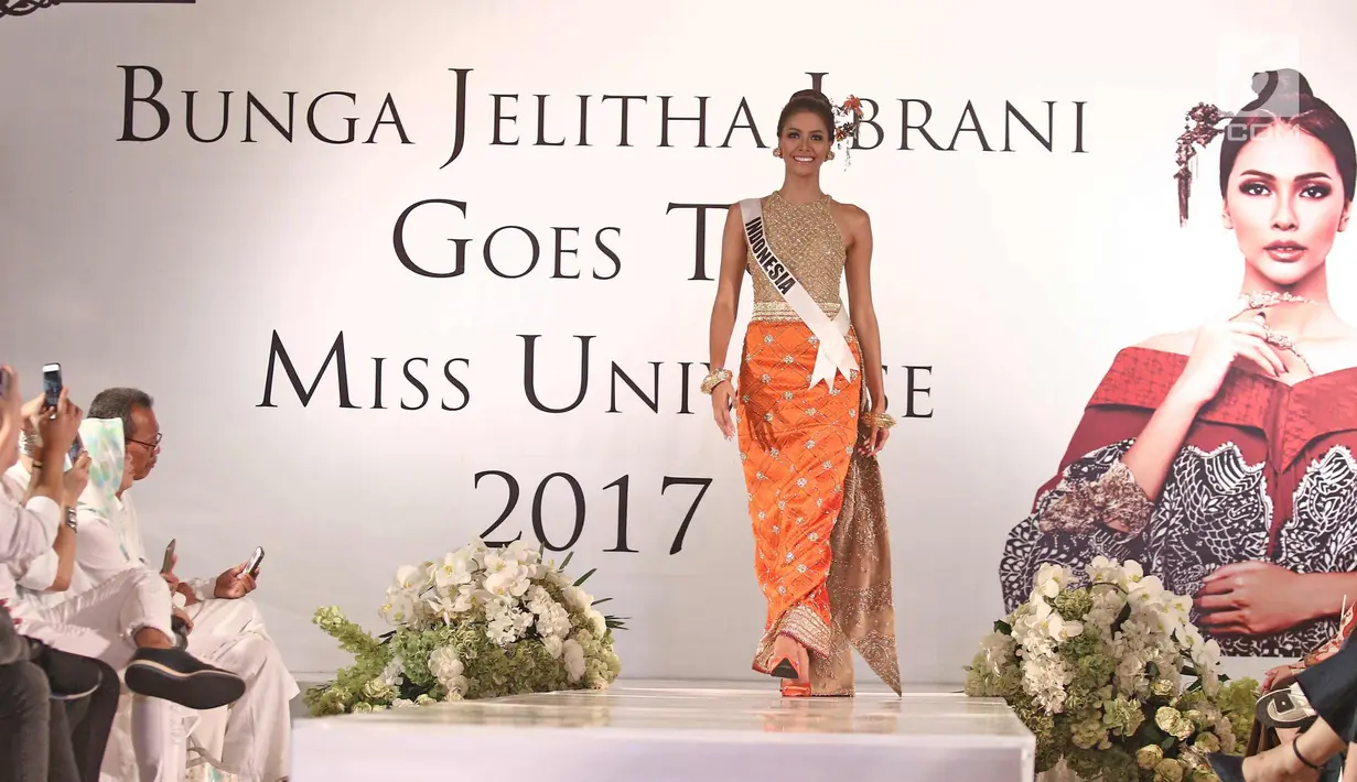 Putri Indonesia 2017 Bunga Jelitha Ibrani berjalan di atas catwalk saat tampil pada acara Menuju Miss Universe 2017, Jakarta, Jumat (3/11). Bunga akan mengikuti Miss Universe 2017 di Las Vegas, AS 12-27 November 2017. (Liputan6.com/Herman Zakharia)