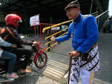 Petugas dari UPT Malioboro mengatur motor di taman parkir Abu Bakar Ali Yogyakarta, (5/4). Terhitung sejak 4 April, kawasan Malioboro bebas dari parkir yang direlokasi ke Taman Parkir Abu Bakar Ali. (Liputan6.com/Boy Harjanto)