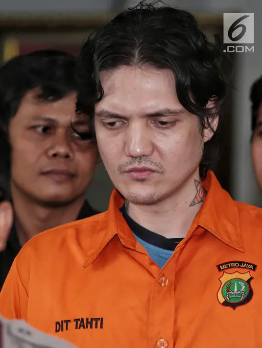 Anak musisi Ahmad Albar, Ozzy Albar dihadirkan dalam rilis kasus Narkoba di Dirtresnarkoba Polda Metro Jaya, Jakarta, Kamis (13/9). Ozzy ditangkap di sebuah ATM di Jalan Wolter Monginsidi dengan barang bukti ganja 2,66 gram. (Liputan6.com/Faizal Fanani)