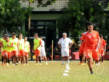 Persija kembali menggelar sesi latihan terbuka di lapangan Yon Zikon 13/KE, Jakarta, (23/22/2014). (Liputan6.com/Helmi Fithriansyah)