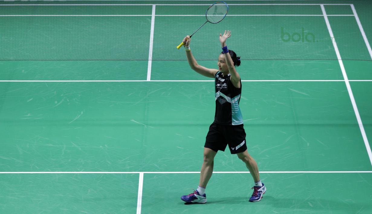 Tai Tzu Ying (kiri) merayakan kemenangan atas Chen Yufei pada final Indonesia Open 2018 di Istora Senayan, Jakarta, (8/6/2018). Tai Tzu Ying menang 21-23 21-15 21-9. (Bola.com/Nick Hanoatubun)