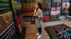 Pengunjung melihat kain tenun khas NTT di kedai Kopi Bajawa Flores NTT di Bintaro, Tangerang Selatan (20/11/2021). Kedai Kopi Bajawa kedua setelah Tebet menyajikan minuman dan makanan Bajawa yang dipadukan dengan interior Flores NTT. (Liputan6.com/Fery Pradolo)