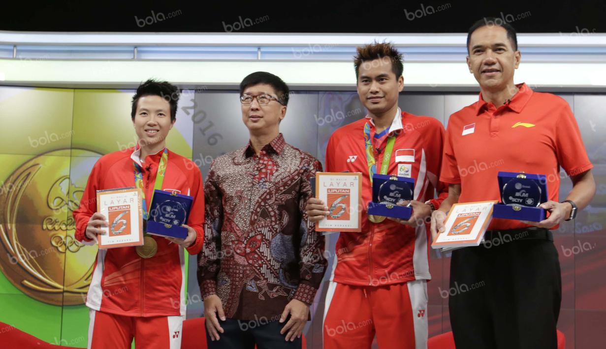 Peraih medali emas Olimpiade Rio 2016, Liliyana Natsir (kiri) dan Tontowi Ahmad, serta Ketua Umum PBSI, Gita Wirjawan, saat mendapat penghargaan dari EMTEK yang diserahkan oleh Vice President Director EMTEK, Sutanto Hartono. (Bola.com/Arief Bagus)
