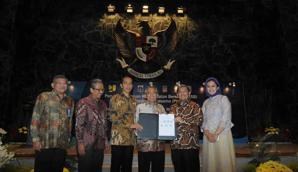 Kementerian Pekerjaan Umum dan Pemprov DKI menandatangani nota kesepahaman di Balai Kota Jakarta, (4/9/14). (Liputan6.com/Herman Zakharia)