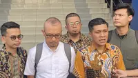 Ayah mahasiswa yang terjerat kabel fiber optik, Sultan Rif'at Alfatih, Fatih, bersama penasihat hukumnya, Tegar Putuhena, mempolisikan PT Bali Towerindo, Rabu (9/8/2023). (Liputan6.com/Ady Anugrahadi)