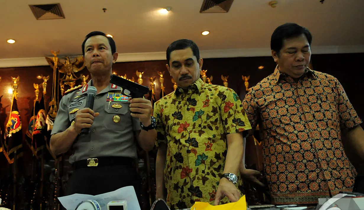 Kapolri Jenderal Polisi Sutarman (kiri) mengatakan, Jumat (7/11/2014), sindikat pembuatan dan penjualan senpi ilegal ditangkap di Sumedang, Jawa Barat. (Liputan6.com/Faisal R Syam)