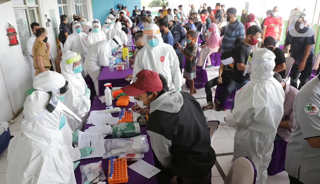Petugas medis Gugus Tugas Kabupaten Bogor melakukan swab test dan rapid test kepada para pedagang Pasar Cileungsi, Kabupaten Bogor, Jawa Barat, Selasa (16/6/2020). Sebelumnya, Pasar Cileungsi sempat menjadi klaster penyebaran COVID-19. (merdeka.com/Imam Buhori)