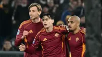 Gelandang AS Roma, Niccolo Pisilli, merayakan gol yang dicetaknya ke gawang Cremonese dalam pertandingan Serie A Liga Italia yang berlangsung di Olimpico, Senin (23/2/2026) dini hari WIB. (Filippo MONTEFORTE / AFP)