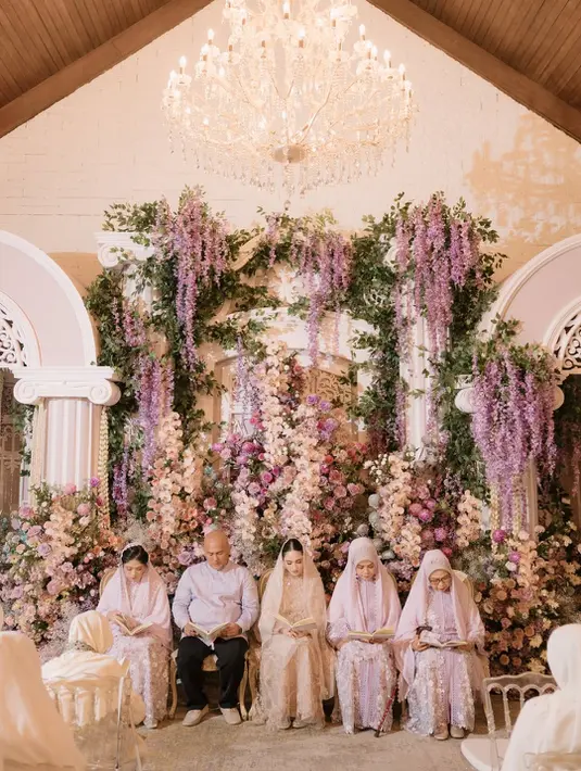 Elaborasi tampilan busana Syifa ditunjang dengan penampilan para pendampingnya yang bernuansa patel. Lilac jadi warna cantik yang hadirkan romansa sempurna. [Foto: Instagram/ Syifa Hadju]