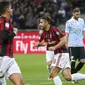 Gelandang AC Milan, Ricardo Rodriguez, melakukan selebrasi usai mencetak gol ke gawang SPAL pada laga Serie A Italia di Stadion San Siro, Rabu (20/9/2017). AC Milan menang 2-0 atas SPAL. (AP/Antonio Calanni)