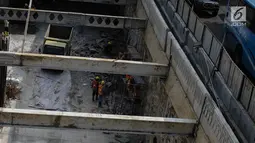 Pekerja menyelesaikan proyek pembangunan underpass Mampang Prapatan-Kuningan, Jakarta, Minggu (18/3). Progres pembangunan proyek jalan bawah tanah yang terbentang sejauh 860 meter tersebut saat ini sudah mencapai 90%. (Liputan6.com/Faizal Fanani)