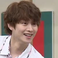 Di episode terbari Knowing Bros, para member menyinggung perubahan gaya rambut baru Heechul usai kabar perpisahannya dengan Momo dirilis. (Foto: Koreaboo)