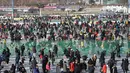 Peserta memancing ikan trout melalui lubang yang mereka buat di atas sungai beku di Hwacheon, Korea Selatan, Sabtu (5/1). Kontes ini merupakan bagian dari festival es tahunan yang menarik lebih dari satu juta pengunjung setiap tahun. (AP/Ahn Young-joon)