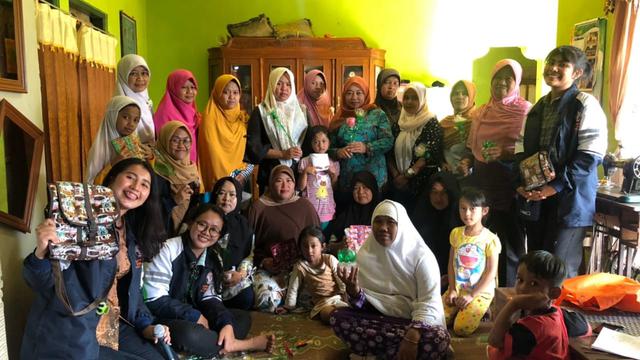 Tim KKN II Undip bekerja sama dengan Kompos (Komunitas Pemerhati dan Pengelola Sampah) melaksanakan sosialisasi serta pelatihan pengelolaan sampah di Dusun Watugandu, Kabupaten Semarang.