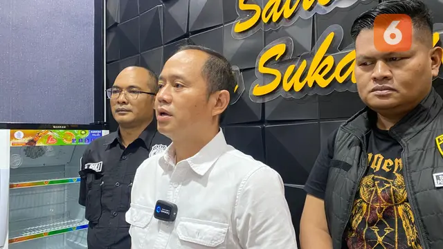 KBO Reskrim Polres Sukabumi Kota, Iptu Irfan Fahrudin saat menerangkan penangkapan pelaku kasus buang bayi. (Liputan6.com/Fira Syahrin).