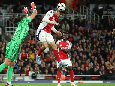 Pemain Arsenal, Kai Havertz, mencetak gol ke gawang Paris Saint-Germain (PSG) pada laga Liga Champions 2024/2025 di Emirates Stadium, Rabu (2/10/2024). (AFP/Adrian Dennis)