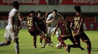 Striker Persija Jakarta, Marko Simic (tengah) berusaha melewati penjagaan sejumlah pemain PSM Makassar dalam laga leg pertama semifinal Piala Menpora 2021 di Stadion Maguwoharjo, Sleman, Kamis (15/4/2021). (Bola.com/Ikhwan Yanuar)