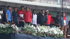 Presiden RI, Joko Widodo (tengah) bersama sejumlah menteri menyaksikan langsung laga pembuka turnamen Piala Presiden 2018 di Stadion GBLA, Bandung, Selasa (16/1). Laga dimenangkan Persib 1-0 atas Sriwijaya FC. (Liputan6.com/Helmi Fithriansyah)