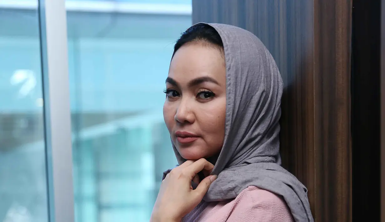 Ada yang berbeda pada penampilan Dewi Gita saat hadir dalam jumpa pers Anugrah Planet Musik (APM) 2016 kemarin. Dewi Gita mengenakan penutup kepala, layaknya mengenakan hijab. (Nurwahyunan/Bintang.com)