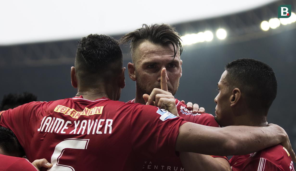 Striker Persija Jakarta, Marko Simic, merayakan gol yang dicetaknya ke gawang Barito Putera pada laga Liga 1 di Stadion Patriot, Jawa Barat, Selasa (30/10). Persija menang 3-0 atas Barito. (Bola.com/Vitalis Yogi Trisna)
